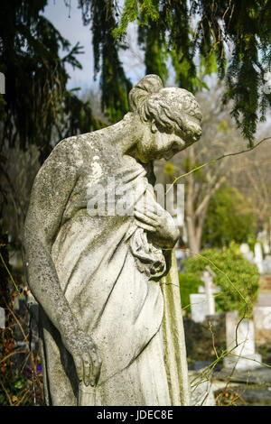 Statue einer trauernden Frau auf einem Friedhof Stockfoto