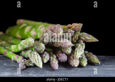 Grüner Spargel auf schwarzem Hintergrund isoliert Stockfoto