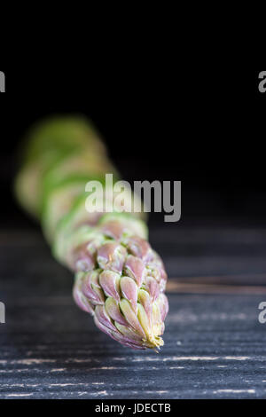 Grüner Spargel auf schwarzem Hintergrund isoliert Stockfoto