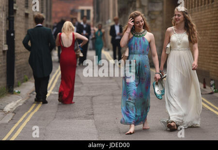 Schüler von Trinity, Clare und und Jesus College der Universität Cambridge nach feiert das Ende des akademischen Jahres an der Kugel kann ihren Weg nach Hause machen. Stockfoto