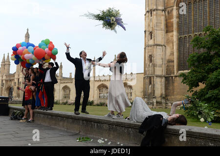 Studenten der Universität Cambridge machen ihren Weg nach Hause nach feiert das Ende des akademischen Jahres an den Kugeln kann. Stockfoto