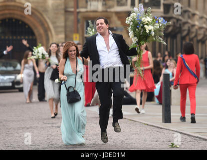 Studenten der Universität Cambridge machen ihren Weg nach Hause nach feiert das Ende des akademischen Jahres an den Kugeln kann. Stockfoto