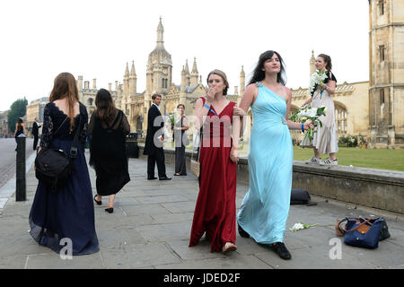 Studenten der Universität Cambridge machen ihren Weg nach Hause nach feiert das Ende des akademischen Jahres an den Kugeln kann. Stockfoto