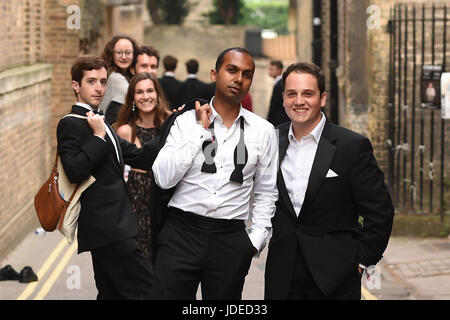 Studenten der Universität Cambridge machen ihren Weg nach Hause nach feiert das Ende des akademischen Jahres an den Kugeln kann. Stockfoto