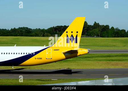 Monarch Airlines Airbus A321 Schweif am Flughafen Birmingham, UK (G-OZBE) Stockfoto