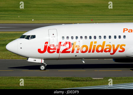 Jet2 Boeing 737-808 Rollen am Flughafen Birmingham, UK (G-JZHM) Stockfoto