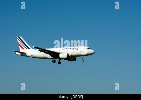 Air France Airbus A319 Landung am Flughafen Birmingham, UK (F-GRHH) Stockfoto