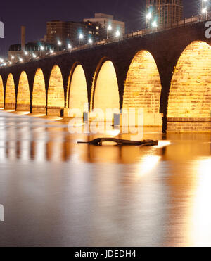 Great lighting makes a dramatic scene on the Mississippi River in St. Paul Stockfoto