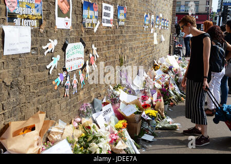 Ehrungen auf sieben Schwester-Straße in der Nähe von Finsbury Park-Moschee im Norden von London, nachdem ein van in Fußgänger in der Nähe von North London Moschee, so dass ein Mann getrieben wurde tot und acht verletzt. Stockfoto