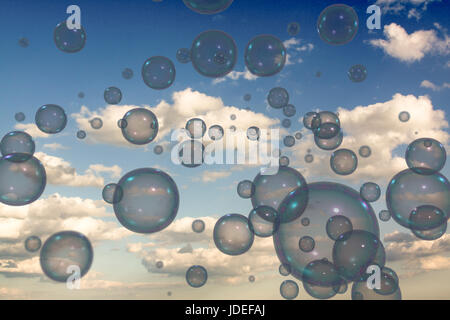 3D Abbildung viele Blasen schweben in den Himmel Stockfoto