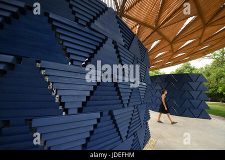 Das Galerie Design vom Designer Francis Kere während der Presse-Ansicht der Serpentine Gallery Pavillon 2017 in der Serpentine Gallery in Kensington Gardens, London. Stockfoto