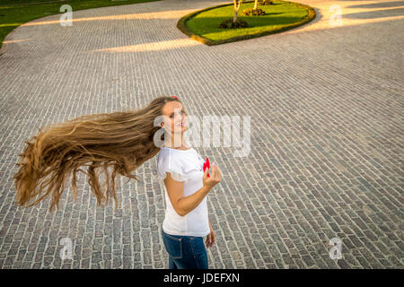 Ein schönes Mädchen schwingen ihr langes Haar. Stockfoto