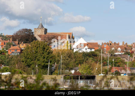 Blick auf Rye Stadt, East Sussex mittelalterlichen Kirchturm Häuser von Harbor Road, großbritannien Stockfoto