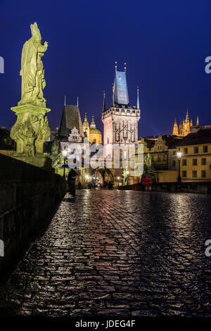 Nachtansicht des Brückenturms Mala Strana und Karlsbrücke, Prag, Böhmen, Tschechische Republik Stockfoto