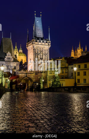 Nachtansicht des Brückenturms Mala Strana und Karlsbrücke, Prag, Böhmen, Tschechische Republik Stockfoto