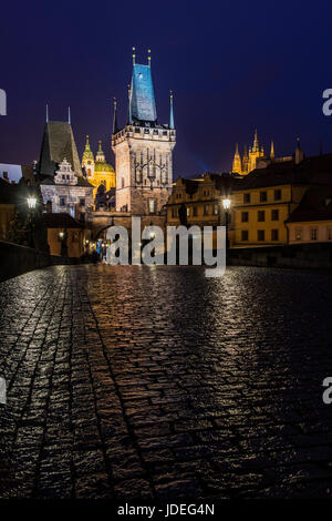 Nachtansicht des Brückenturms Mala Strana und Karlsbrücke, Prag, Böhmen, Tschechische Republik Stockfoto