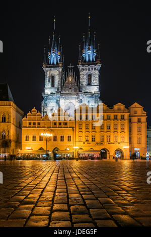 Niedrigen Winkel Nachtansicht der Frauenkirche vor Tyn, Prag, Böhmen, Tschechische Republik Stockfoto