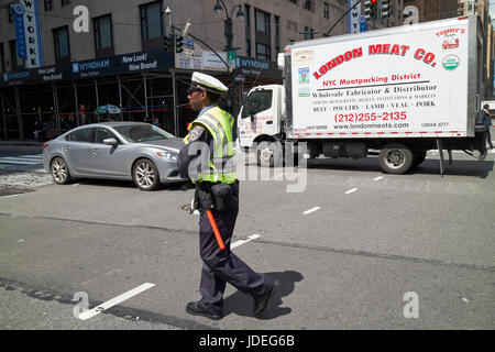 New York City Polizist regelt den Verkehr an belebten Kreuzung USA Stockfoto