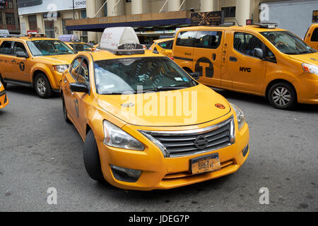 gelben Taxis an der 7th Avenue mit einem einziehen, New York City USA Einhalt zu Gebieten Stockfoto