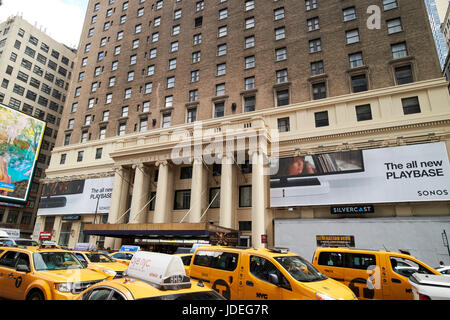 gelben Taxis an der 7th Avenue außerhalb Hotel Pennsylvania New York City USA Stockfoto