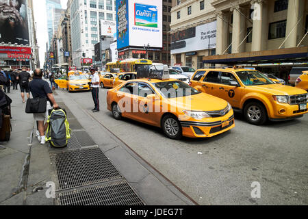 gelben Taxis stoppen am Taxistand auf 7th Avenue New York City USA Stockfoto