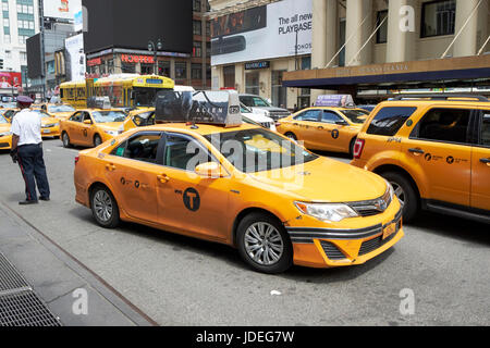 Toyota Avenis yellow Cab in den Verkehr von Taxi-Haltestelle auf 7th Avenue New York City USA herausziehen Stockfoto