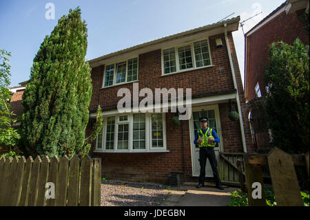 Polizei außerhalb der Cardiff nach Hause Darren Osborne, der gemieteten van in einer Menge von Gläubigen fuhr ein North London Moschee in der Nähe von dieser Woche. Stockfoto