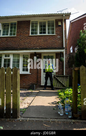 Polizei außerhalb der Cardiff nach Hause Darren Osborne, der gemieteten van in einer Menge von Gläubigen fuhr ein North London Moschee in der Nähe von dieser Woche. Stockfoto