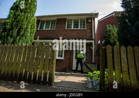 Polizei außerhalb der Cardiff nach Hause Darren Osborne, der gemieteten van in einer Menge von Gläubigen fuhr ein North London Moschee in der Nähe von dieser Woche. Stockfoto