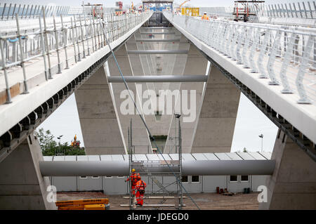 Eine allgemeine Ansicht zwischen den Decks Straße der neuen Queensferry Crossing Bridge, South Queensferry. Die neue Brücke für den Verkehr geöffnet werden am 30. August haben die Minister angekündigt. Stockfoto