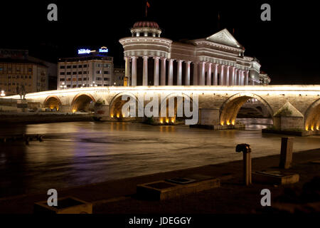 Archäologisches Museum von Mazedonien und Brücke der Zivilisationen in der Innenstadt von Skopje Stockfoto