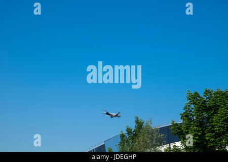 Flugzeug mit ausgefahrenem Fahrwerk unten am Ansatz zum Flughafen München über Schwaig Bezirk, München, Deutschland Stockfoto