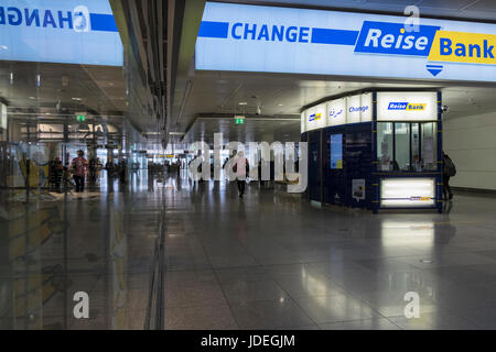 Reise Bank Währung Austausch Kiosk am Eingang zum Flughafen München, Deutschland Stockfoto