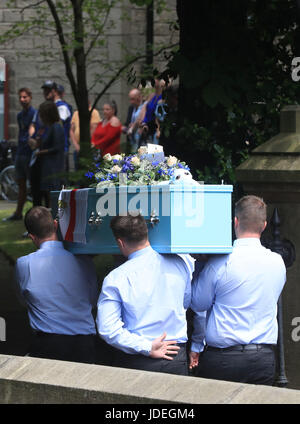 Der Sarg von Manchester Bombardierung Opfer Olivia Campbell-Hardy, 15, Ankunft in der Pfarrei Kirche von St. Anne, in Tottington, Bury. Stockfoto