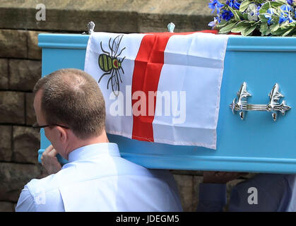 Der Sarg von Manchester Bombardierung Opfer Olivia Campbell-Hardy, 15, Ankunft in der Pfarrei Kirche von St. Anne, in Tottington, Bury. Stockfoto