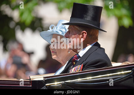 Die Königin und Prinz Philip in einer Kutsche während Trooping the Colour 2017, The Mall, London. Duke of Edinburgh in schwarzem Anzug Stockfoto