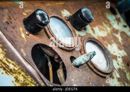 Dashboard alten rostigen verlassenen Traktor auf dem Hof Stockfoto