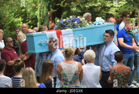 Der Sarg von Manchester Bombardierung Opfer Olivia Campbell-Hardy, 15, verlässt Pfarrei Kirche von St. Anne, in Tottington, Bury, nach ihrer Trauerfeier. Stockfoto