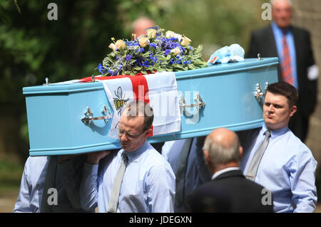 Der Sarg von Manchester Bombardierung Opfer Olivia Campbell-Hardy, 15, verlässt Pfarrei Kirche von St. Anne, in Tottington, Bury, nach ihrer Trauerfeier. Stockfoto