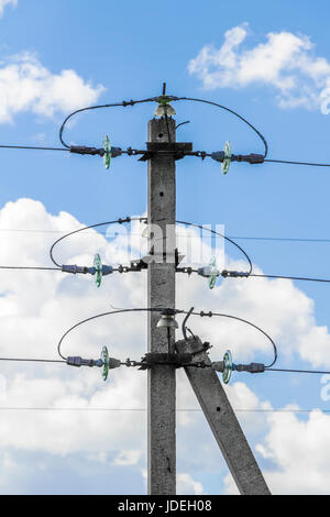 Konkrete Strommast gegen einen blauen Himmel-Nahaufnahme Stockfoto