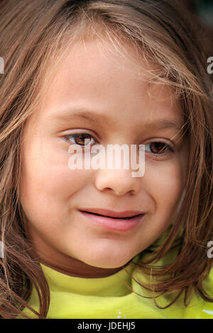 Eine Nahaufnahme von einem Kindergesicht mit strubbeligem Haar Stockfoto