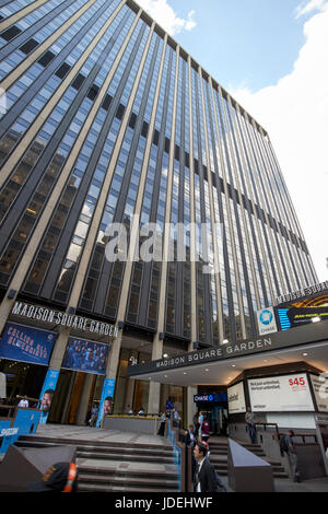 zwei Penn Plaza und Eingang zum Madison square garden New York City USA Stockfoto