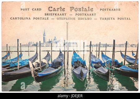 Venedig Gondeln, Italien, Collage auf Sepia Ansichtskarte Hintergrund, Wort "Postkarte" in mehreren Sprachen geschrieben Stockfoto