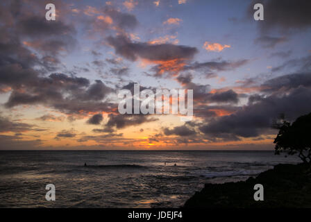 dramatischen Sonnenuntergang an der Turtle Bay in Ohau, Hawaii Stockfoto