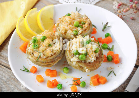 Gekochte Artischocken mit Reis, Erbsen, Karotten und Olivenöl. Türkische Gericht. Stockfoto