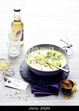 Kokos-Suppe mit Linsen und Sprossen Stockfoto