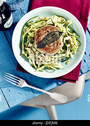 Frikadellen mit Zucchini-spaghetti Stockfoto