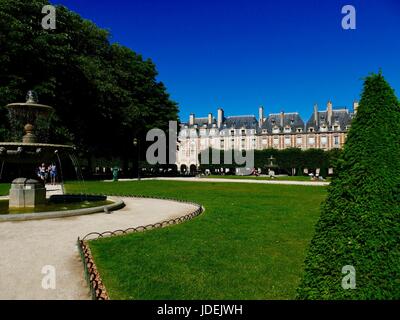 Place des Vosges in der prallen Sonne während June Paris Hitzewelle. Paris, Frankreich Stockfoto