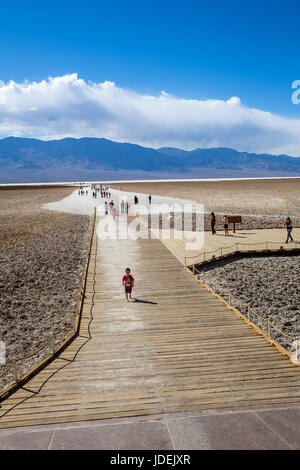 Menschen, Touristen, Besucher, Besuch, Badwater Basin, 282 Fuß unter dem Meeresspiegel, Death Valley Nationalpark, Death Valley, Kalifornien Stockfoto