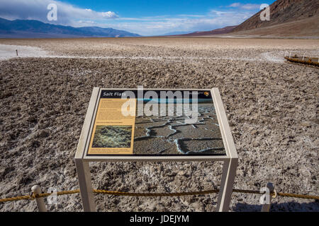 Salz, Wohnungen, Badwater Basin, 282 Fuß unter dem Meeresspiegel, Death Valley Nationalpark, Death Valley, Kalifornien Stockfoto